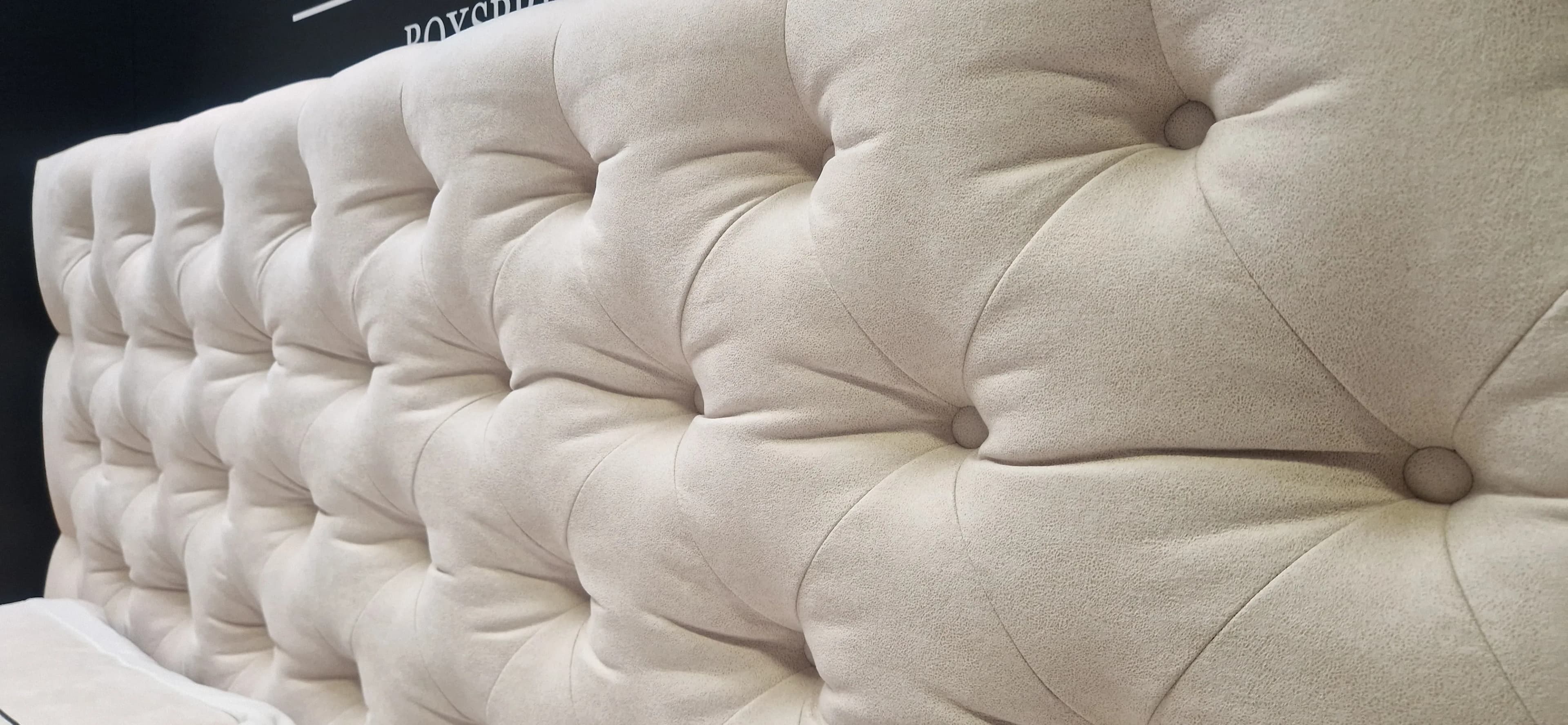 Boxspringbett 180x210 cm – TV-Lift inkl. Samsung TV – elektrisch verstellbar – viel Zubehör