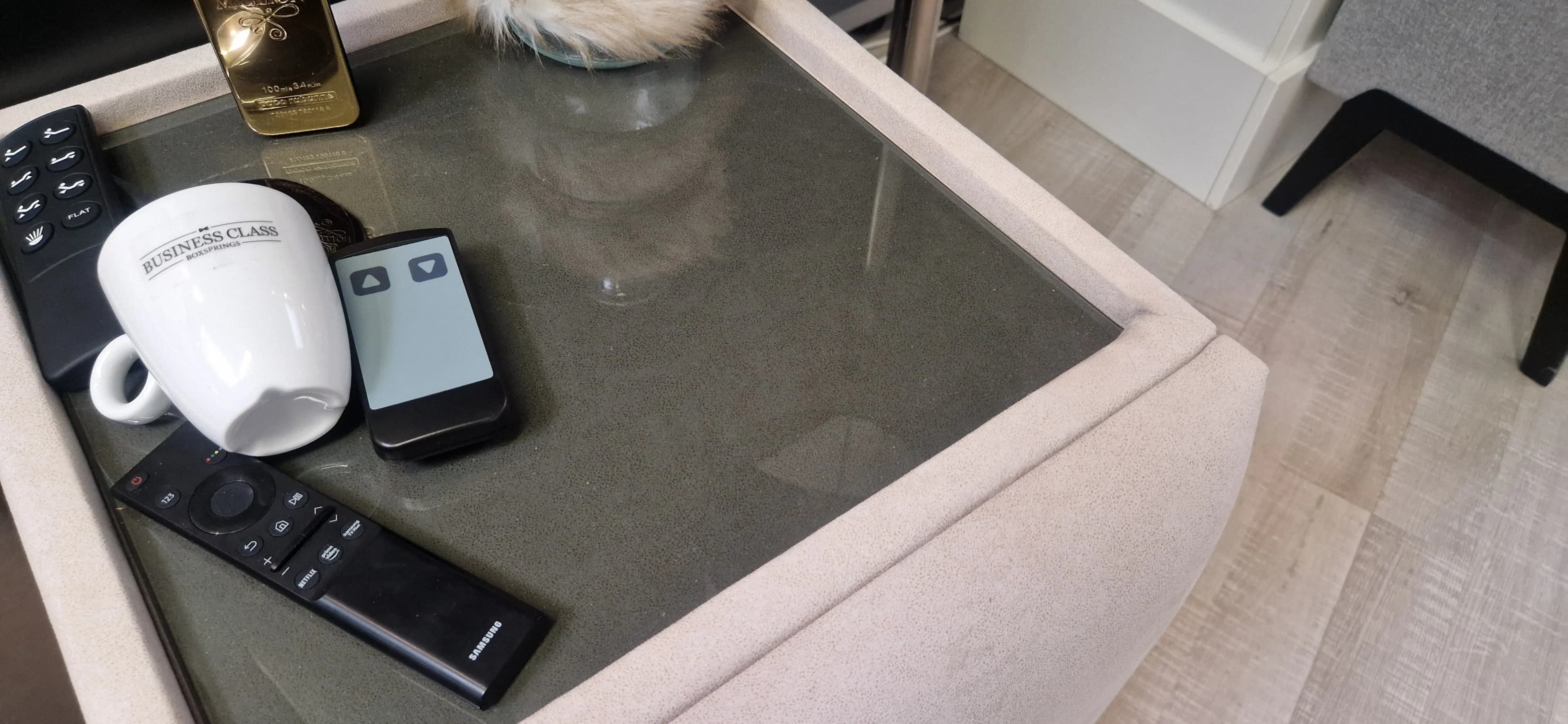 Boxspringbett 180x210 cm – TV-Lift inkl. Samsung TV – elektrisch verstellbar – viel Zubehör