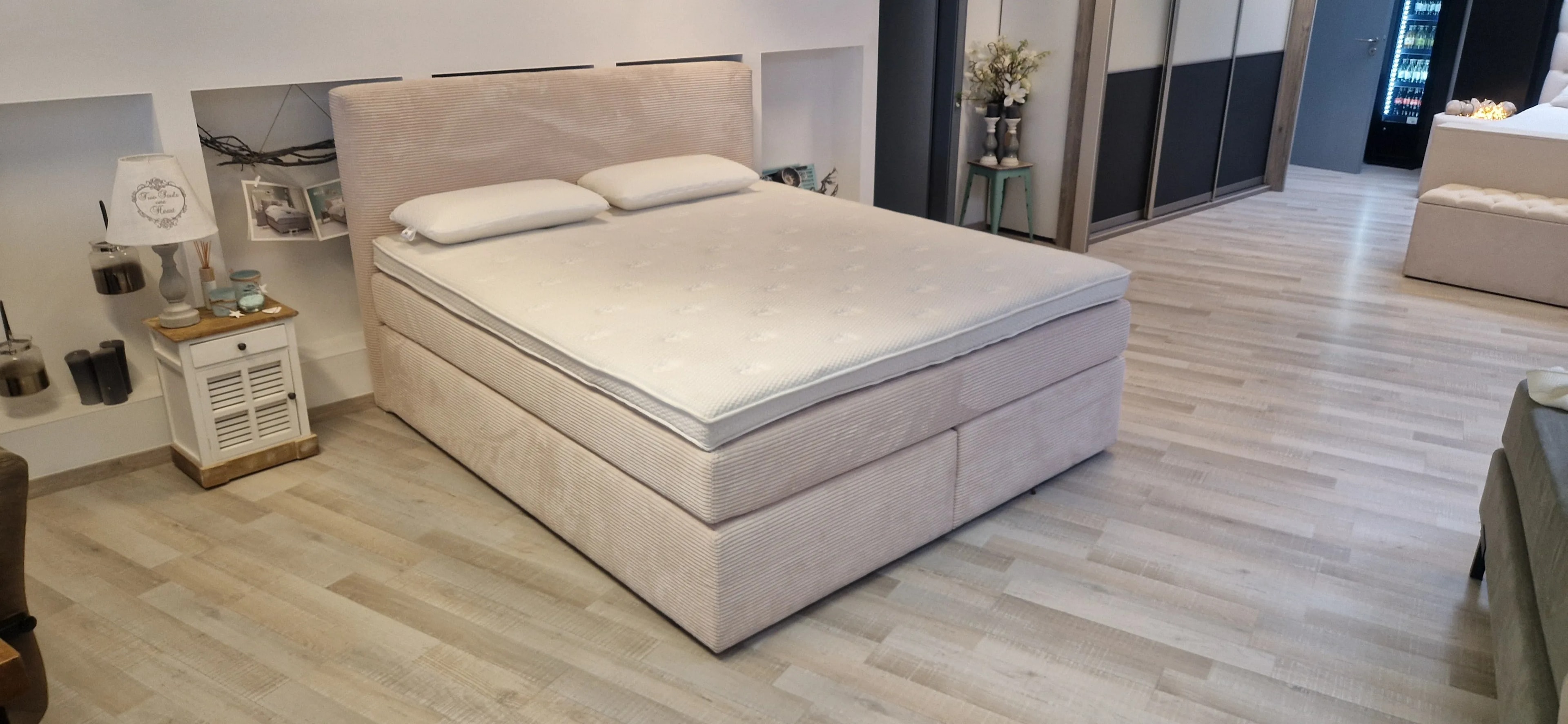 Ausstellungsstück Boxspringbett 180x200 cm – Cord Beige – mit Bettkasten – HG 4 & HG 5
