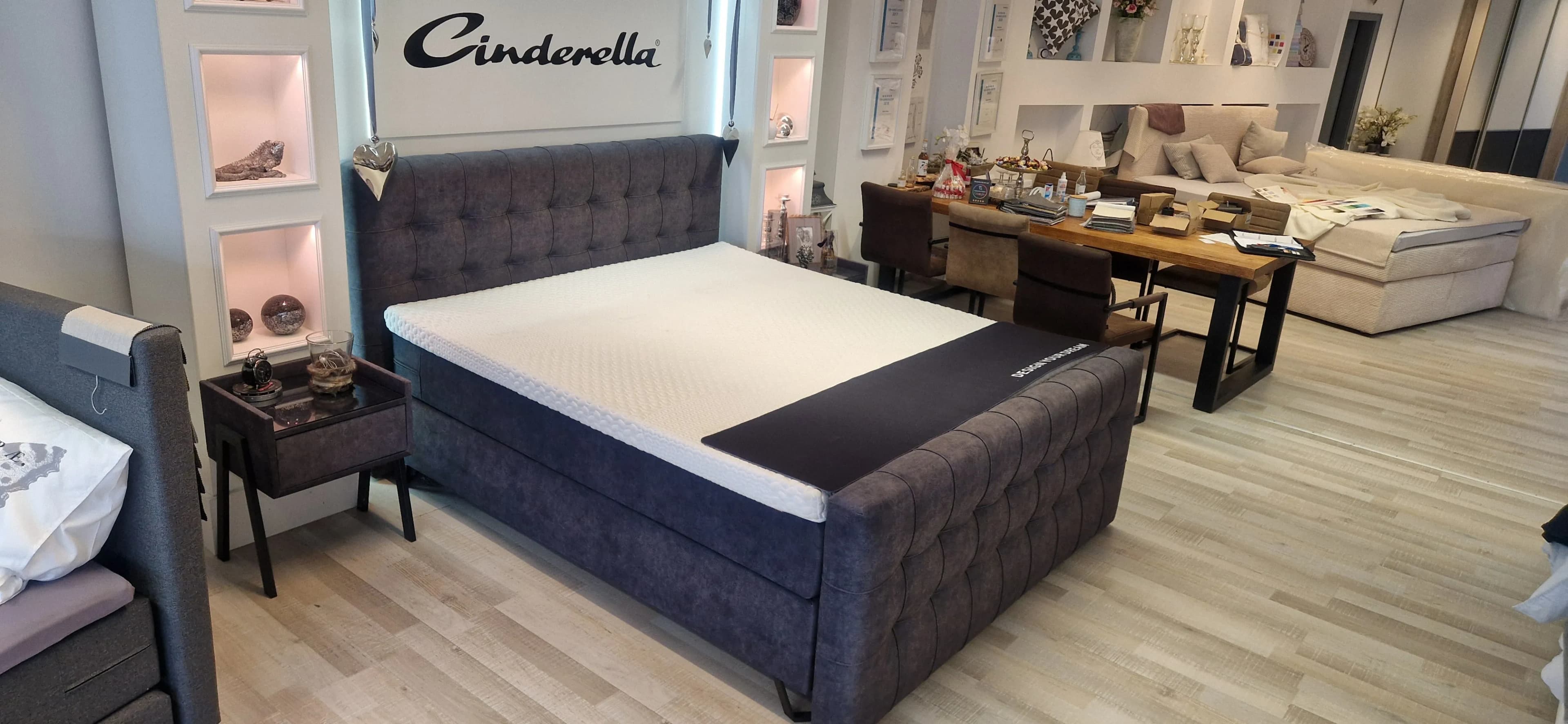 Boxspringbett Matisse 180x200 cm – Samt Schwarz – mit Nachtkonsolen – Ausstellungsstück