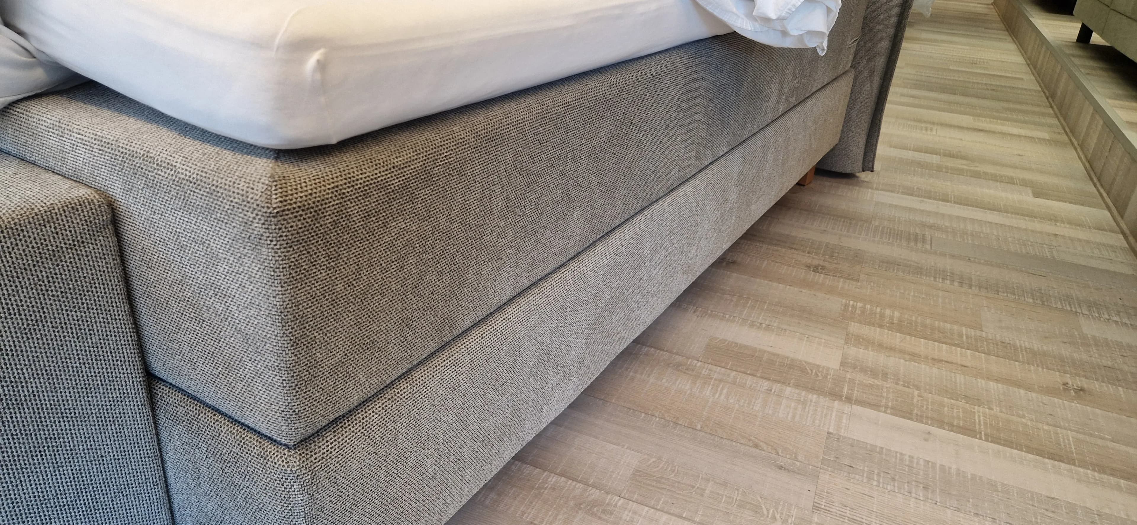 Boxspringbett Rousseau 180x200 cm – mit Bettbank – Stoff Grün – Ausstellungsstück