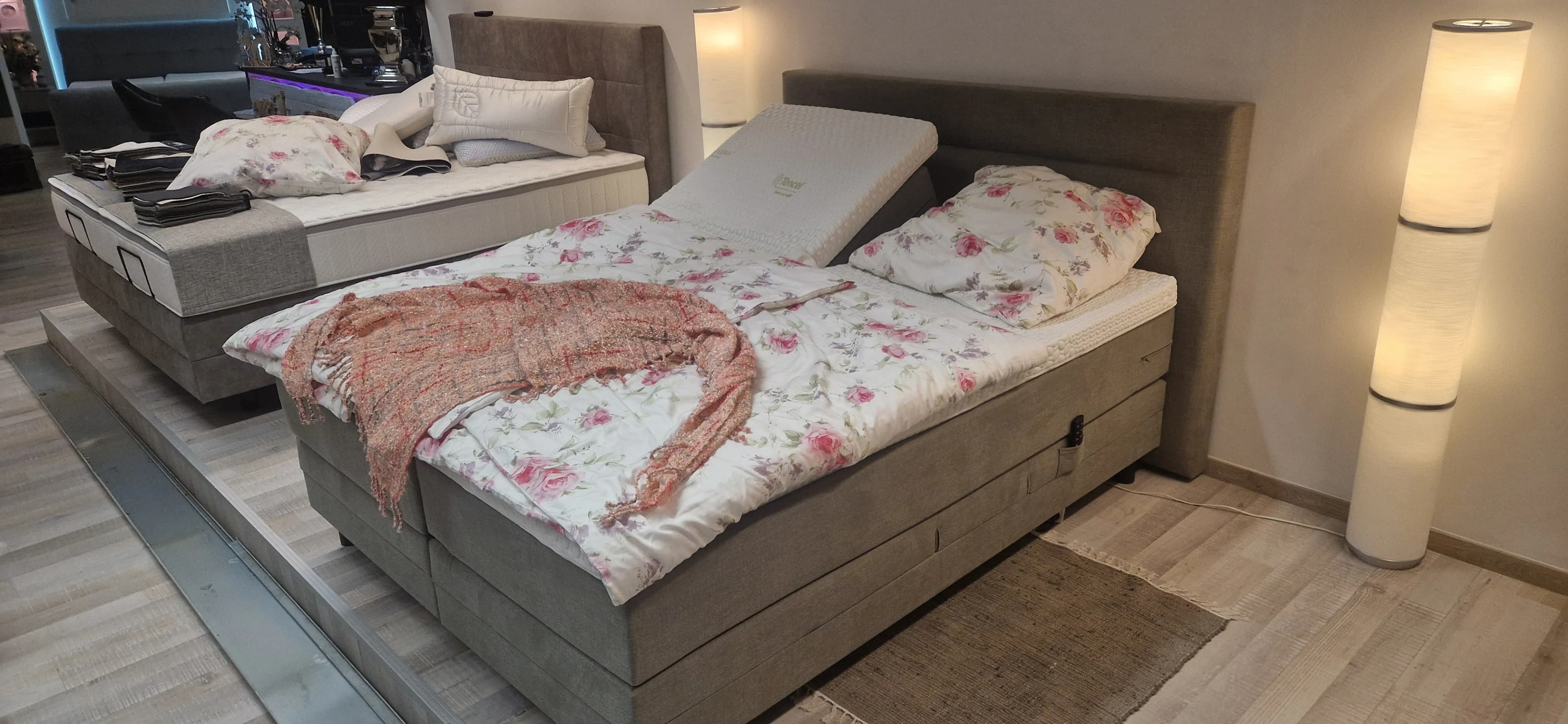 Ausstellungsbett Mondriaan 160x200 cm – elektrisch – HG 3 – Kaltschaum Topper – Stoff Leinen