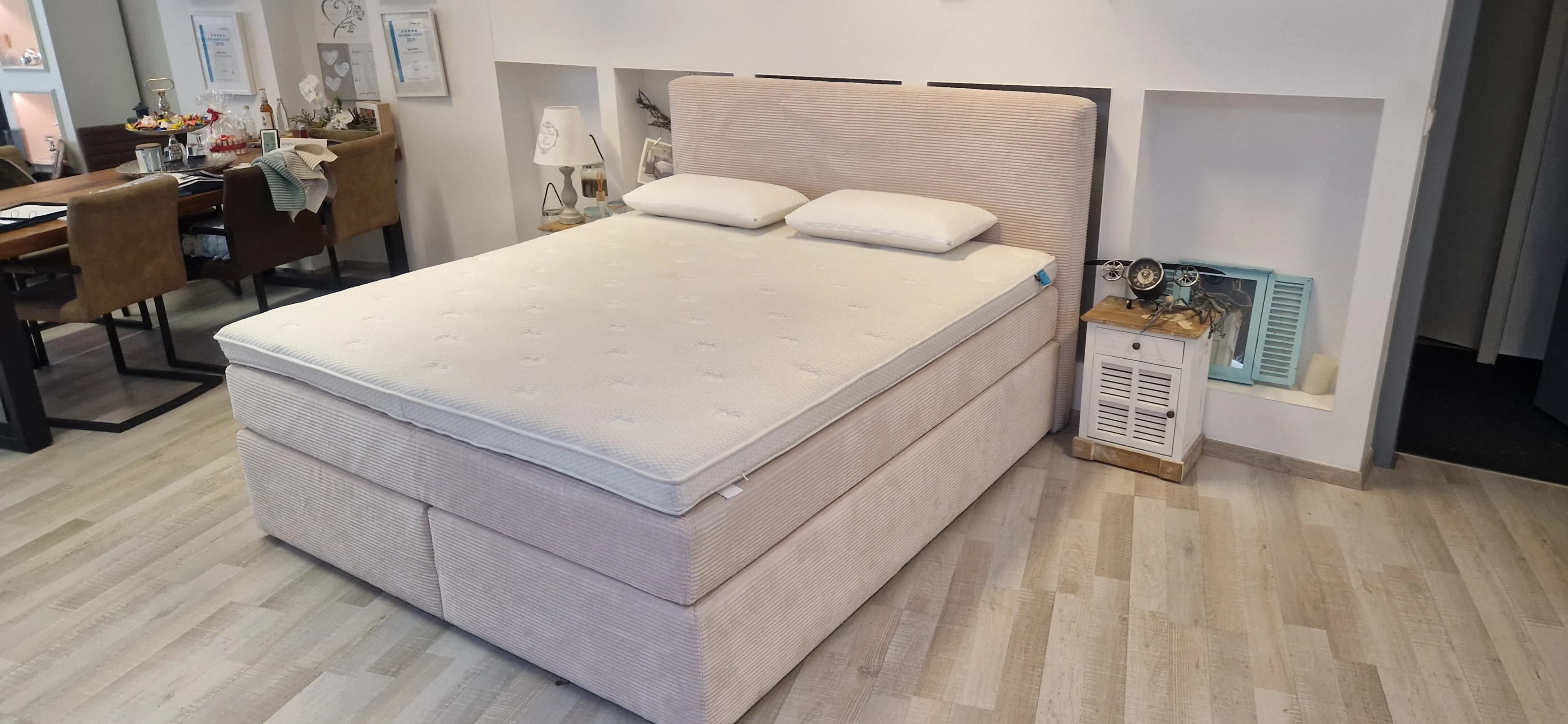 Ausstellungsstück Boxspringbett 180x200 cm – Cord Beige – mit Bettkasten – HG 4 & HG 5